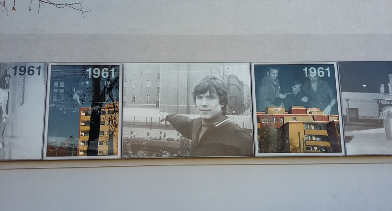 Gedenkstätte der Berliner Mauer - Fototafeln an den Häuserfassaden