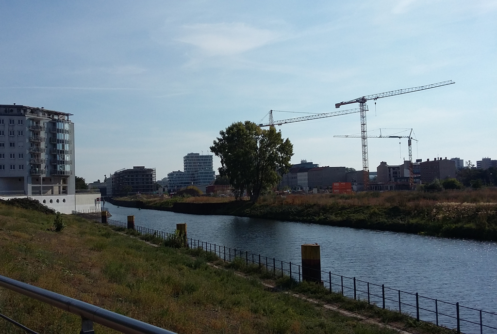 Uferweg am Nordhafen: Blick auf die Baukräne vor dem Hauptbahnhof