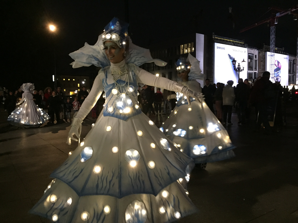 Berlin leuchtet 2016 - Künstlergruppe Vagalume in LED-Lichterkostümen auf blinkenden IO Hawks
