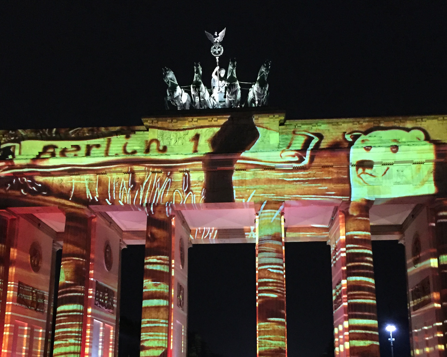 Berlin leuchtet 2016 - Aljona Voynova am Brandenburger Tor