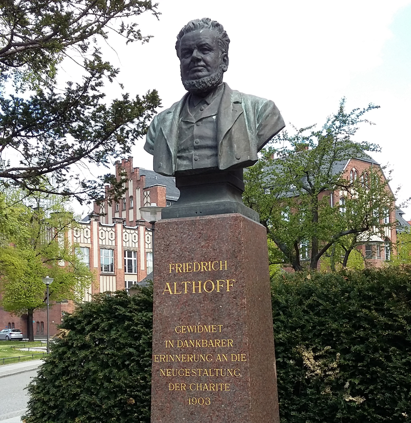 Denkmal von Friedrich Althoff auf den Charite-Gelände in Mitte
