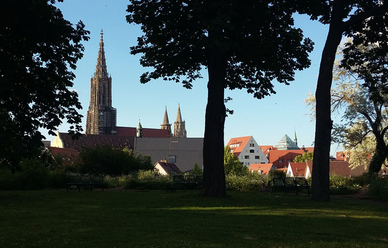 Grünanlagen am Kobelgraben - Blick aufs Ulmer Münster