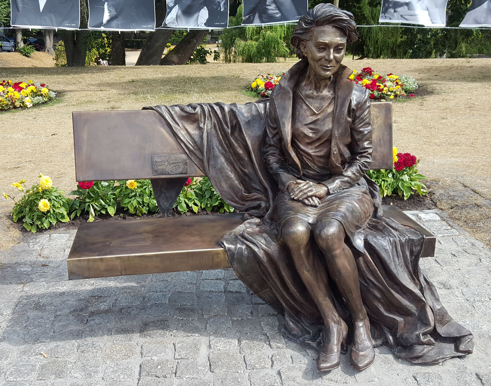 Statue "Irena Jarocka" des polnischen Bildhauers Michał Pronobis