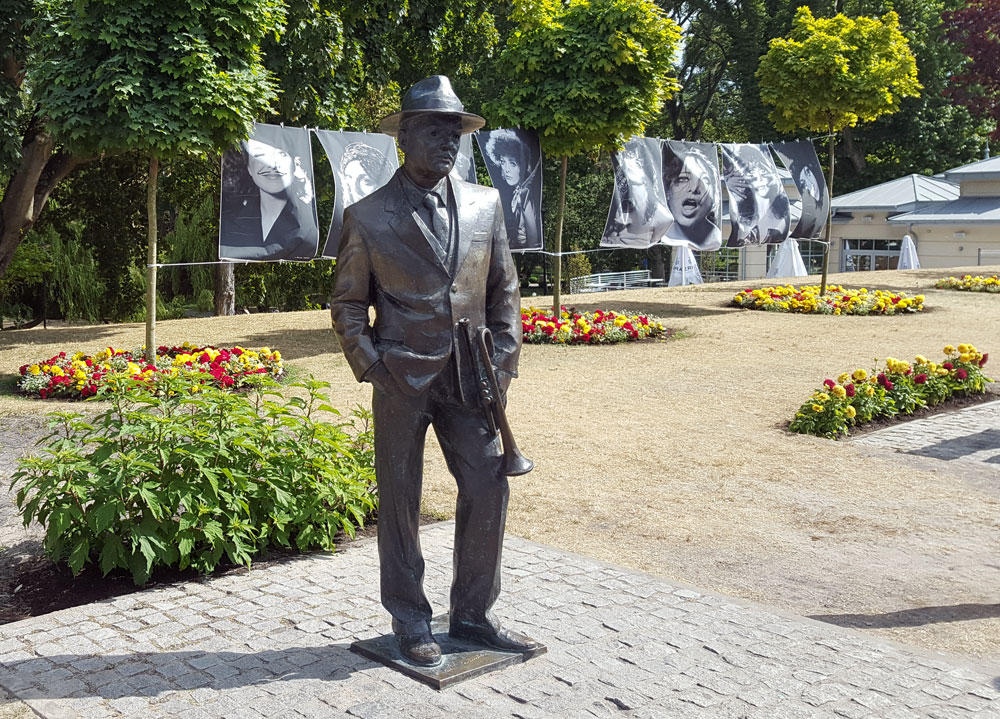 Statue des polnischen Schauspielers und Regisseurs Jan Machulski