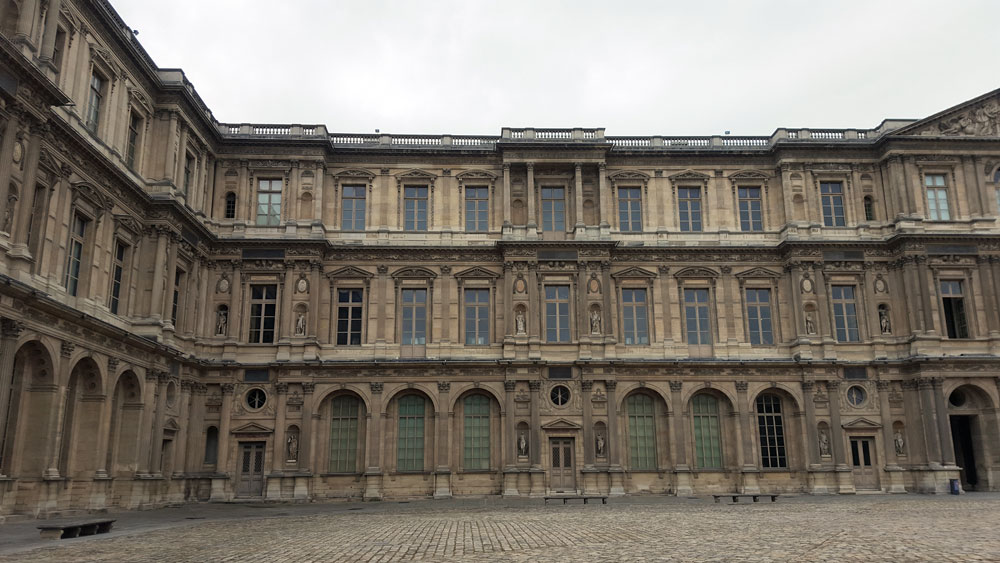 Innenhof des Louvre 