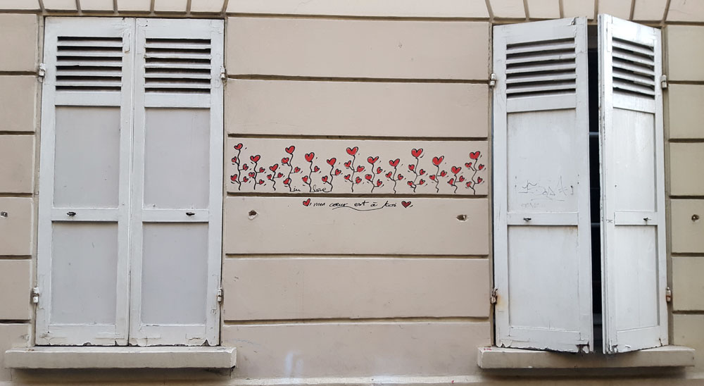 Liebesbotschaft "mon coeur est a toi" an einer Hauswand im Quartier des Grandes-Carrières in Montmartre