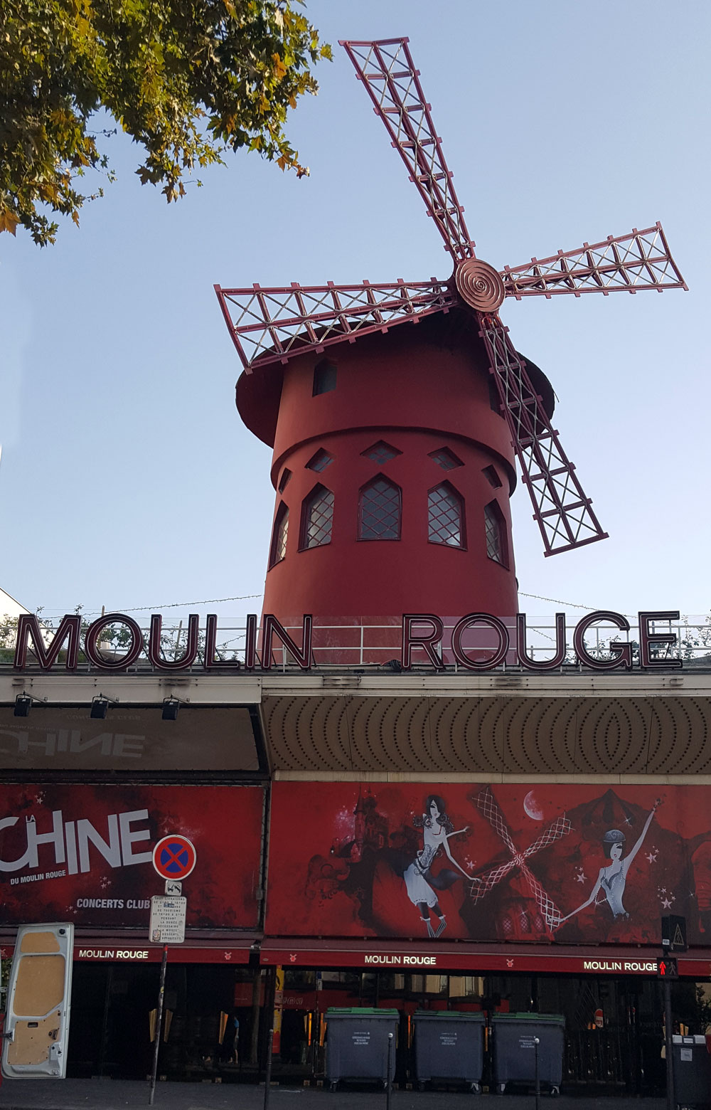 Das Varieté Moulin Rouge am Boulevard de Clichy in Montmartre