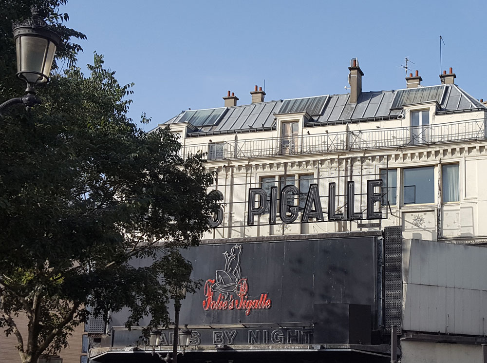 Nachtclub <a href="https://de-de.facebook.com/foliespigalleparis/" target="_blank" rel="noopener">Folies Pigalle</a> am Boulevard de Clichy in Montmartre