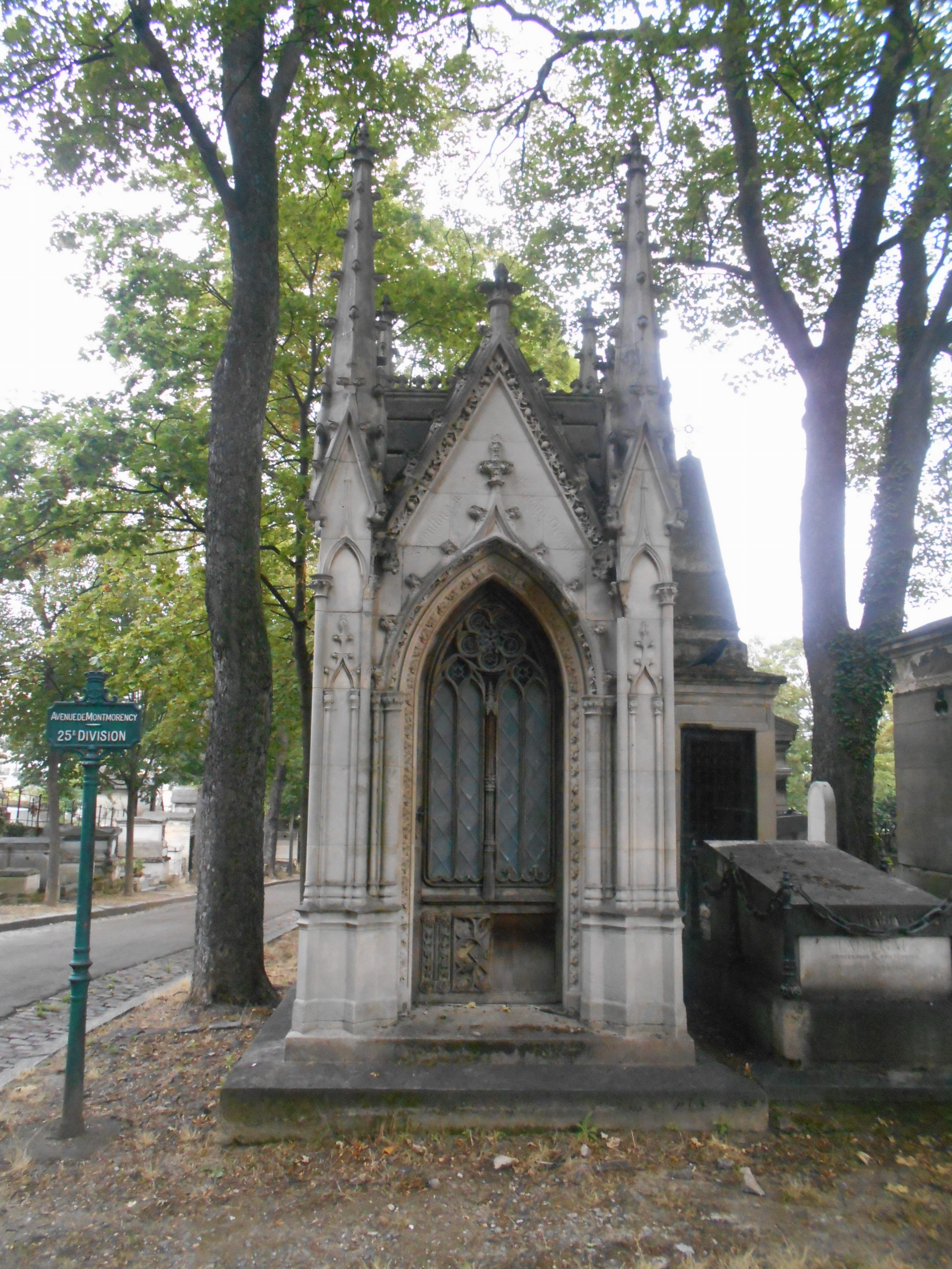 Kleine Kapelle auf den Friedhof Montmartre in Paris