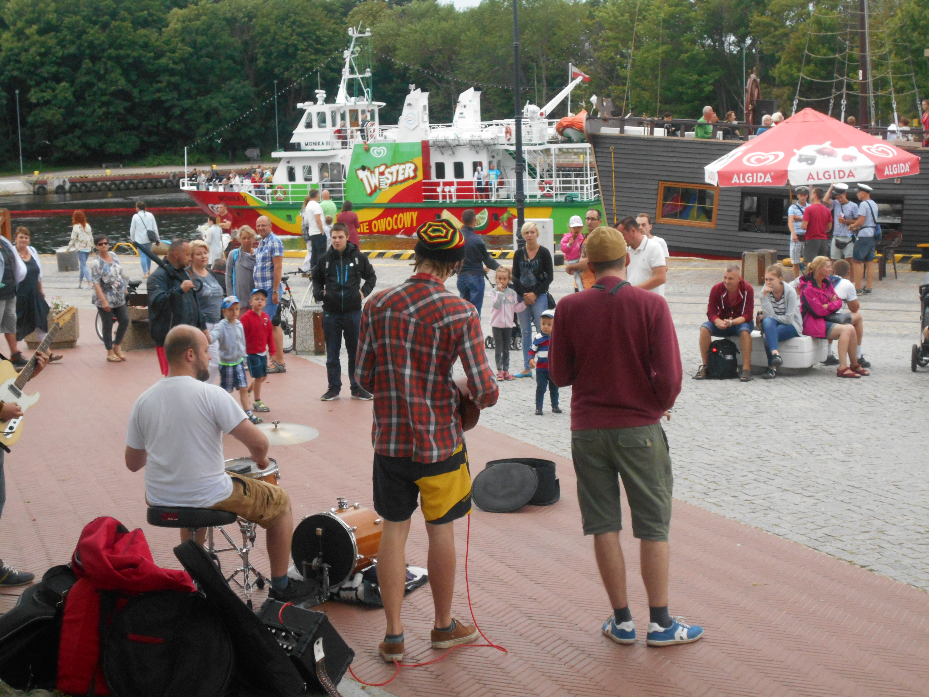 Straßenmusiker an der Strandpromenade in Kolberg an der polnischen Ostsee