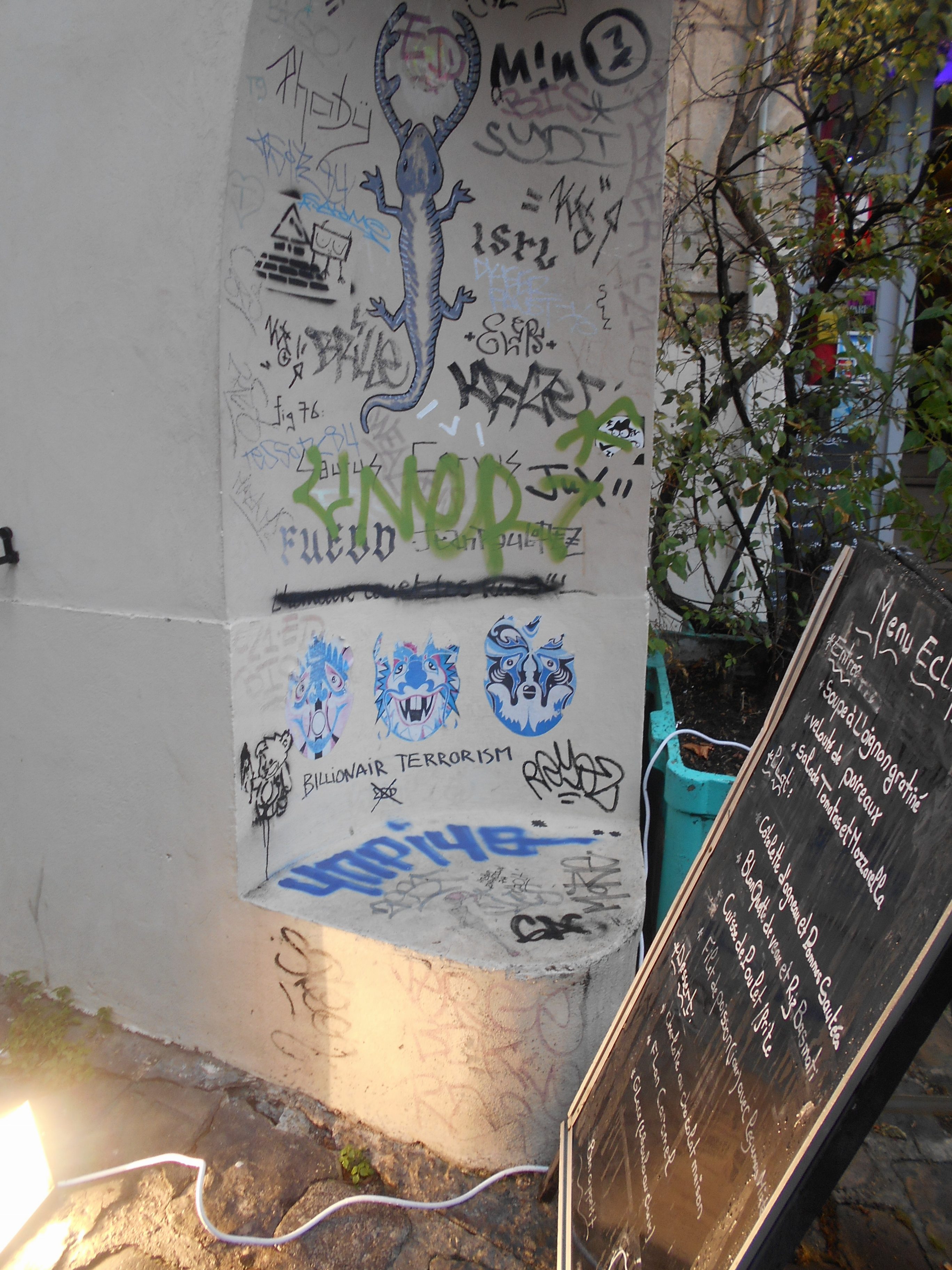 Graffiti im Torbogen eines Restaurants in Montmartre in Paris
