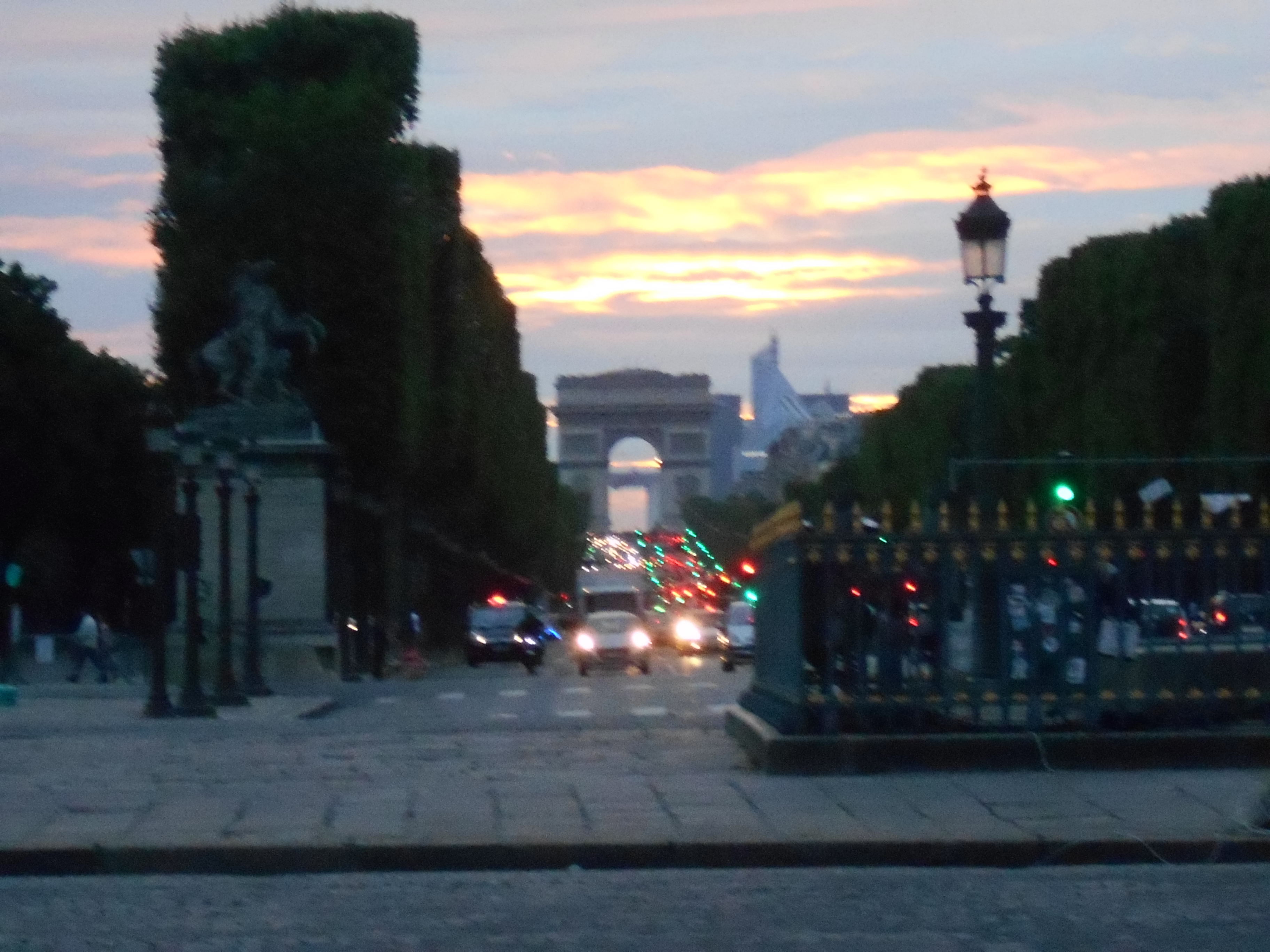 Abendlicher Blick auf Champs-Élysées und ind Triumpfbogen