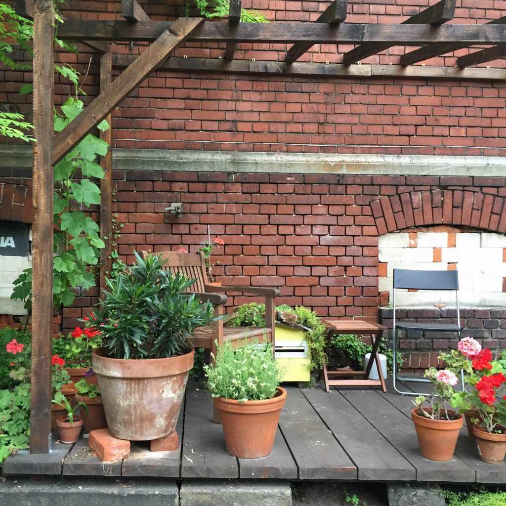 Mit Geranien bepflanzte Terrasse vor der Wiesenburg im Wedding in Berlin