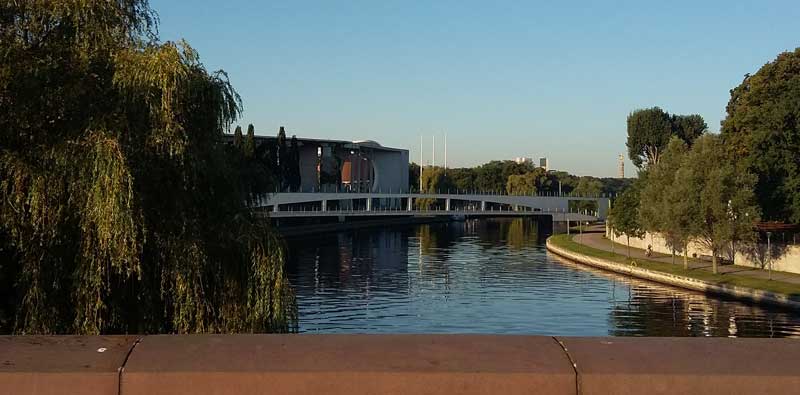 Blick von der Moltkebrücke auf das Bundeskanzleramt