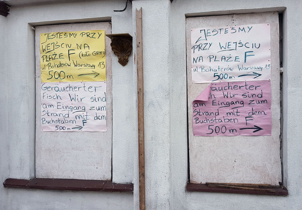 Misdroy - Hinweisplakat auf Räucherfisch an einer Hauswand an der Promenada Gwiazd