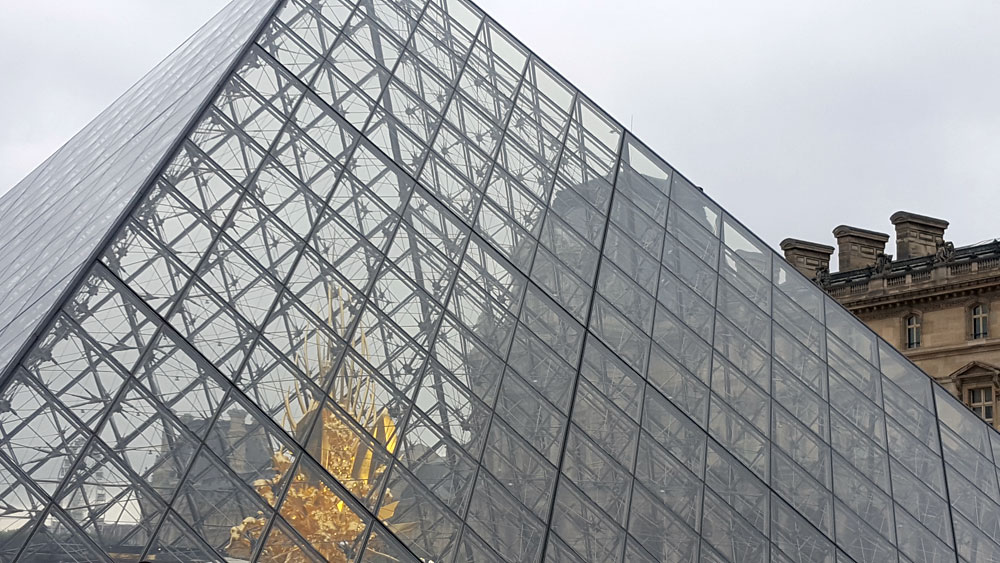 Glaspyramide im Innenhof des Louvre 