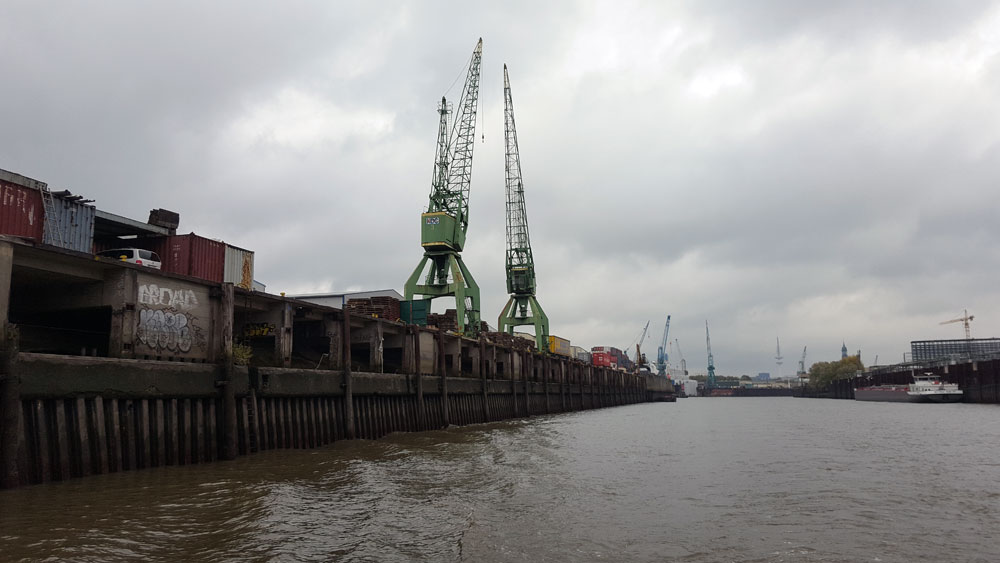 Ladekräne im Containerhafen in Hamburg