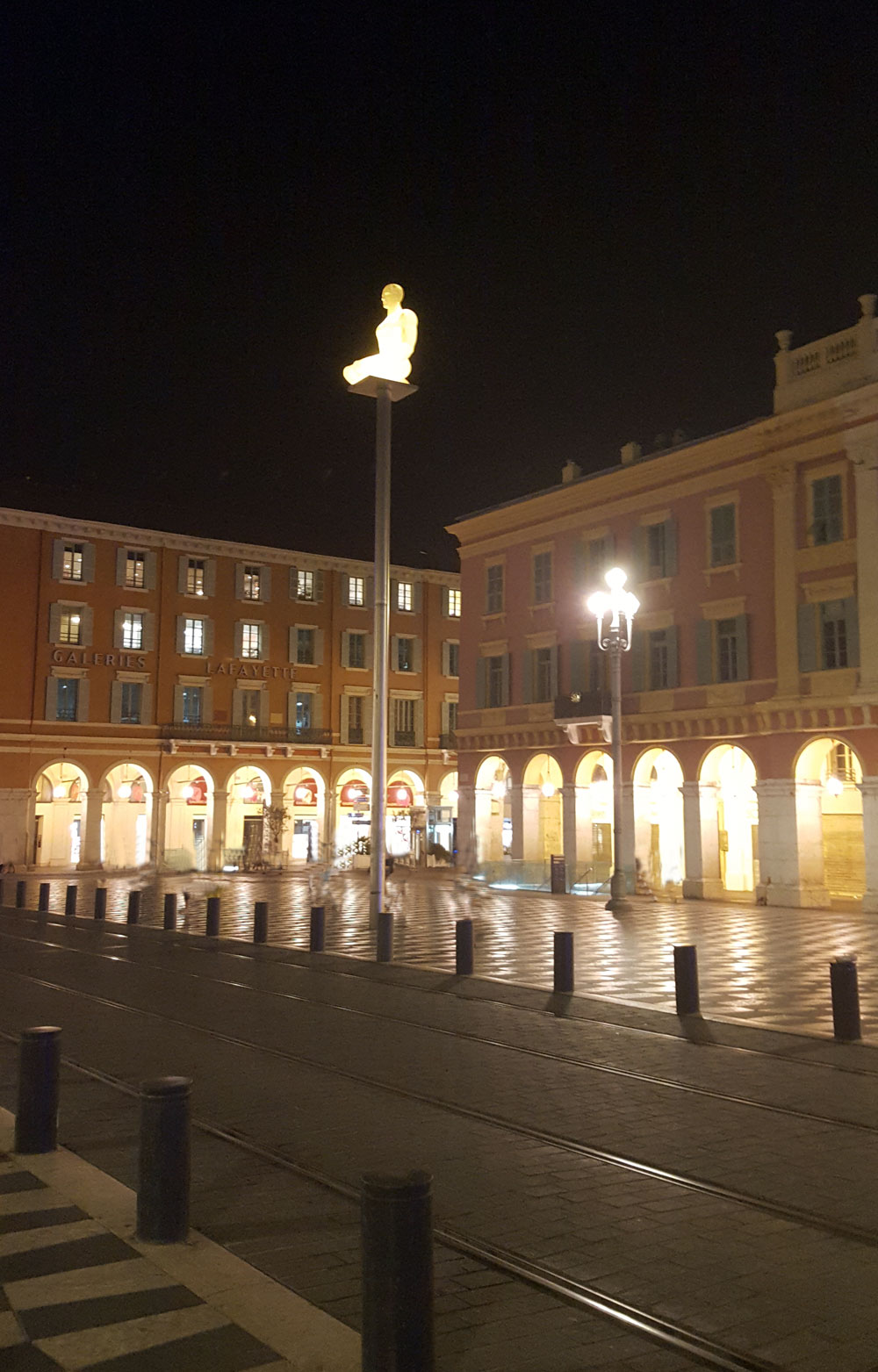 Nizza - Der beleuchtete Place Masséna am Abend