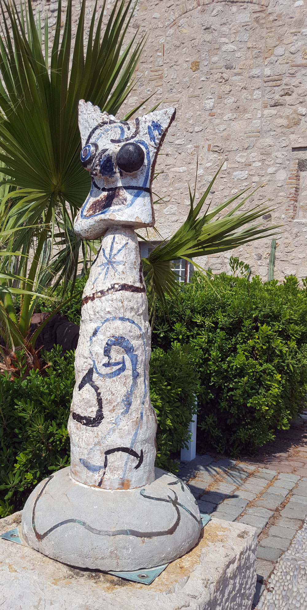 katzenhafte Skulpur im Vorhof des Picassomuseums