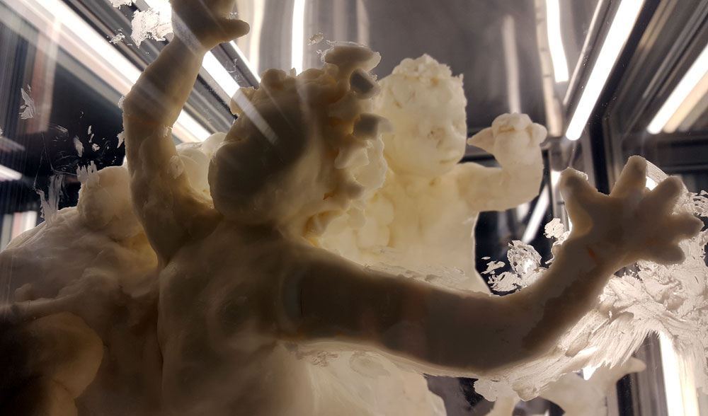 Engel aus Margarine in einem Kühlschrank - Thema ungerechte Lebensmittelverteilung