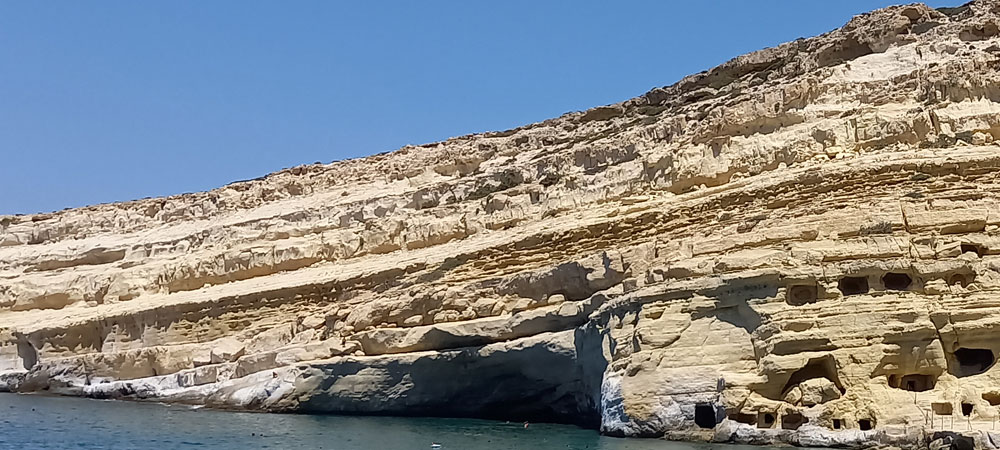 Felsen mit "Hippie-Wohnhöhlen" am Strannd von Matala (Kreta)