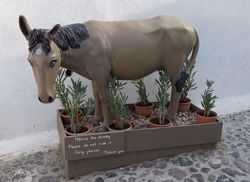 Esel-Skulptur in einer Gasse in Oia