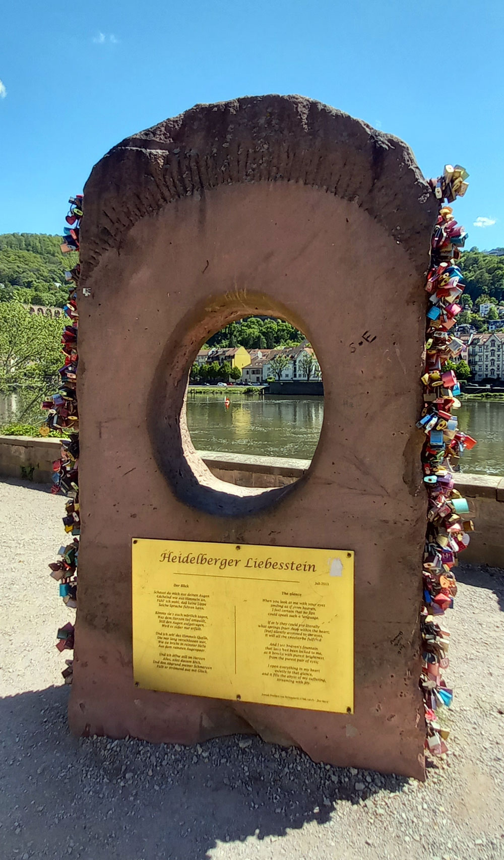 Der Liebesstein auf der alten Brücke mit dem Gedicht „Der Blick” von Eichendorff