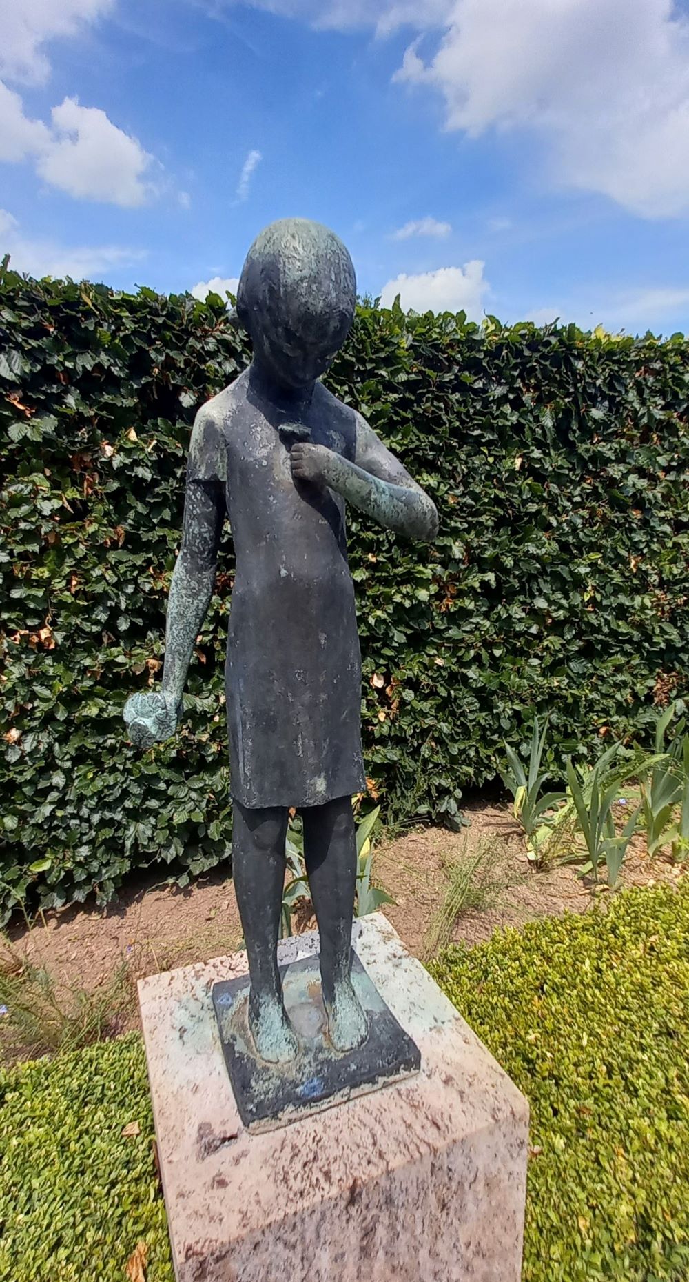 Skulptur "Kind mit Blume" von Eberhard Reppold 