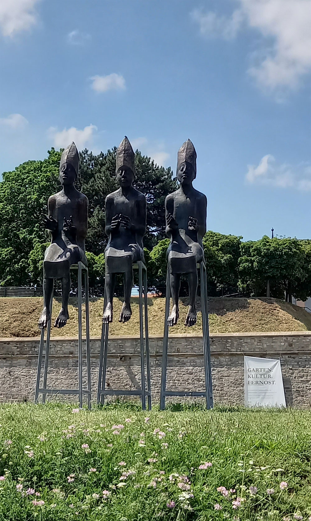 Bronzeskulptur Drei Bischöfe  des Bildhauers Volkmar Kühn 