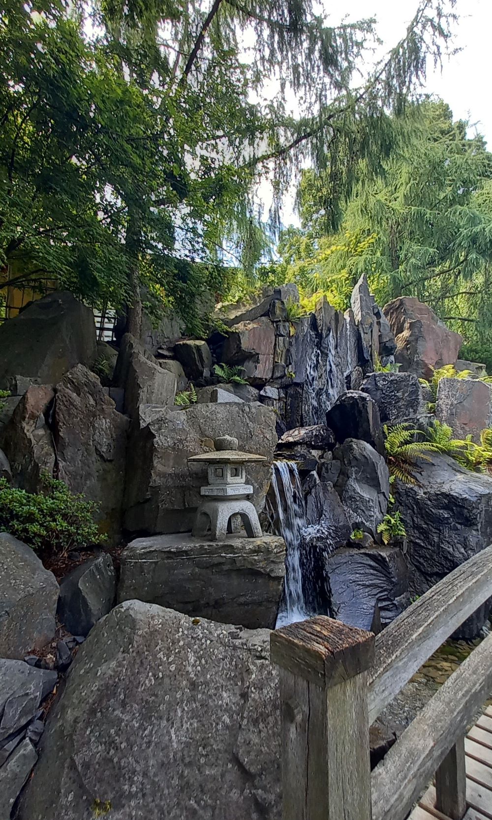 Wasserfall im japanischen Garten im egapark