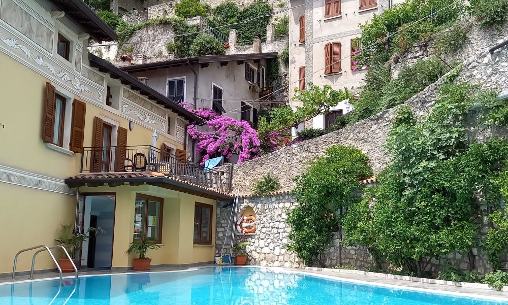 Hotelpool in Limone am Gardasee