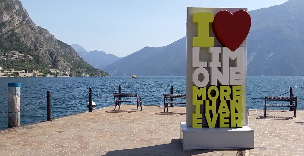 Skulptur "I love Limone more than ever" an der Seepromenade