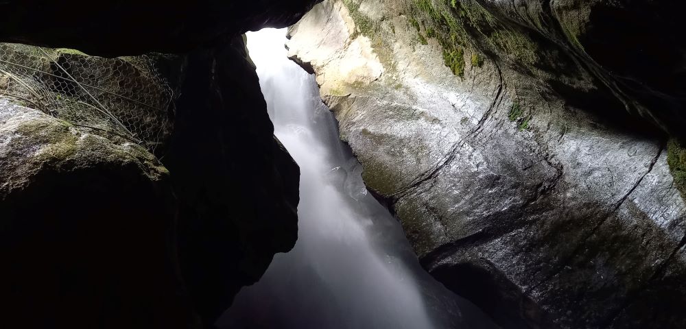 Felsengrotte mit Wasserfall im Varone Park