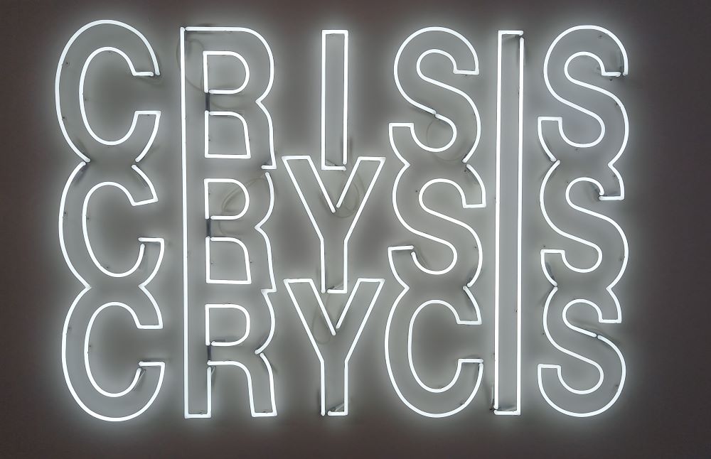 Crisis - Crysis - Crycis - Neon Installation der israelischen Künstlerin Yael Bartana von 2020