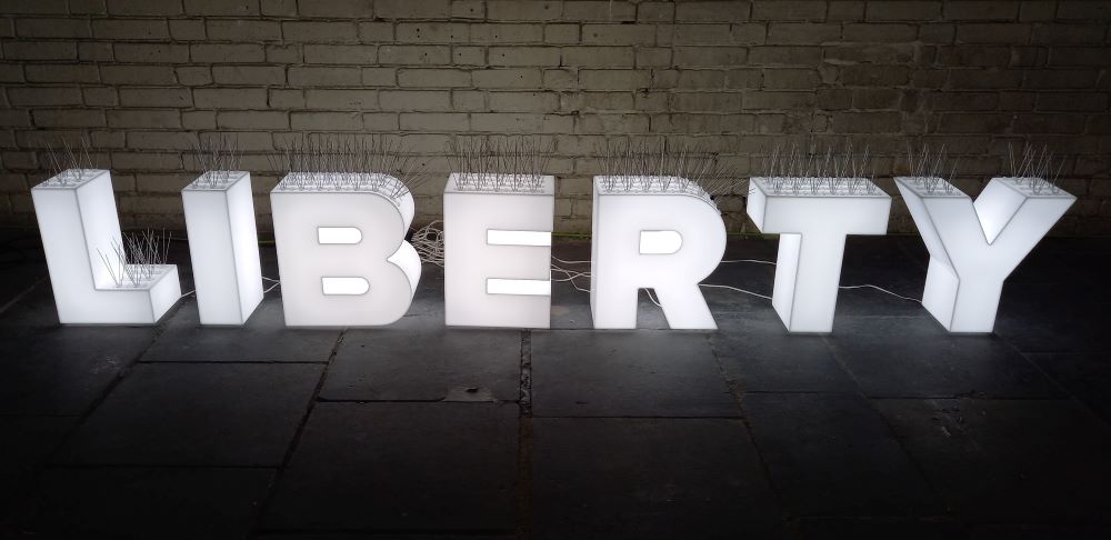 Liberty - Leuchtbuchstaben mit Taubenabwehrnägeln - Installation der bosnischen Künstlerin Šejla Kameriċ