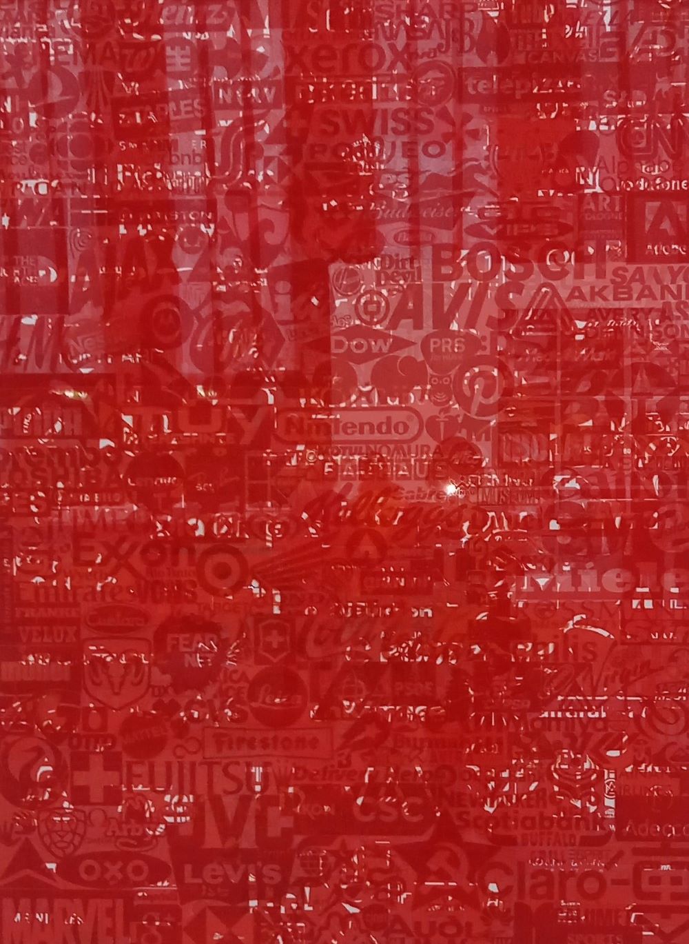 Rotes Plakat mit Logos  von der spanischen Künstlerin Cristina Lucas
