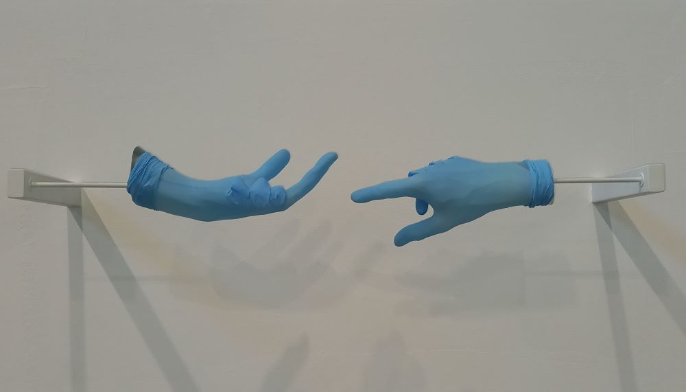 blaue Hände - Installation des albanischen Künstlers Anri Sala