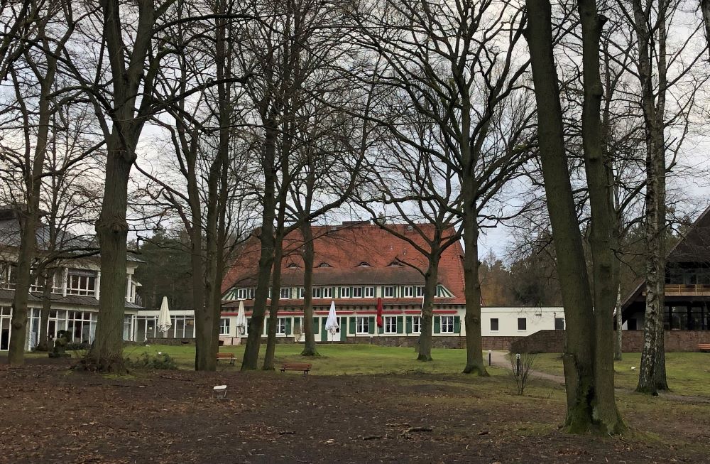 Garten des Hotels Döllnsee-Schorfheide in der  Uckermark am Seeufer