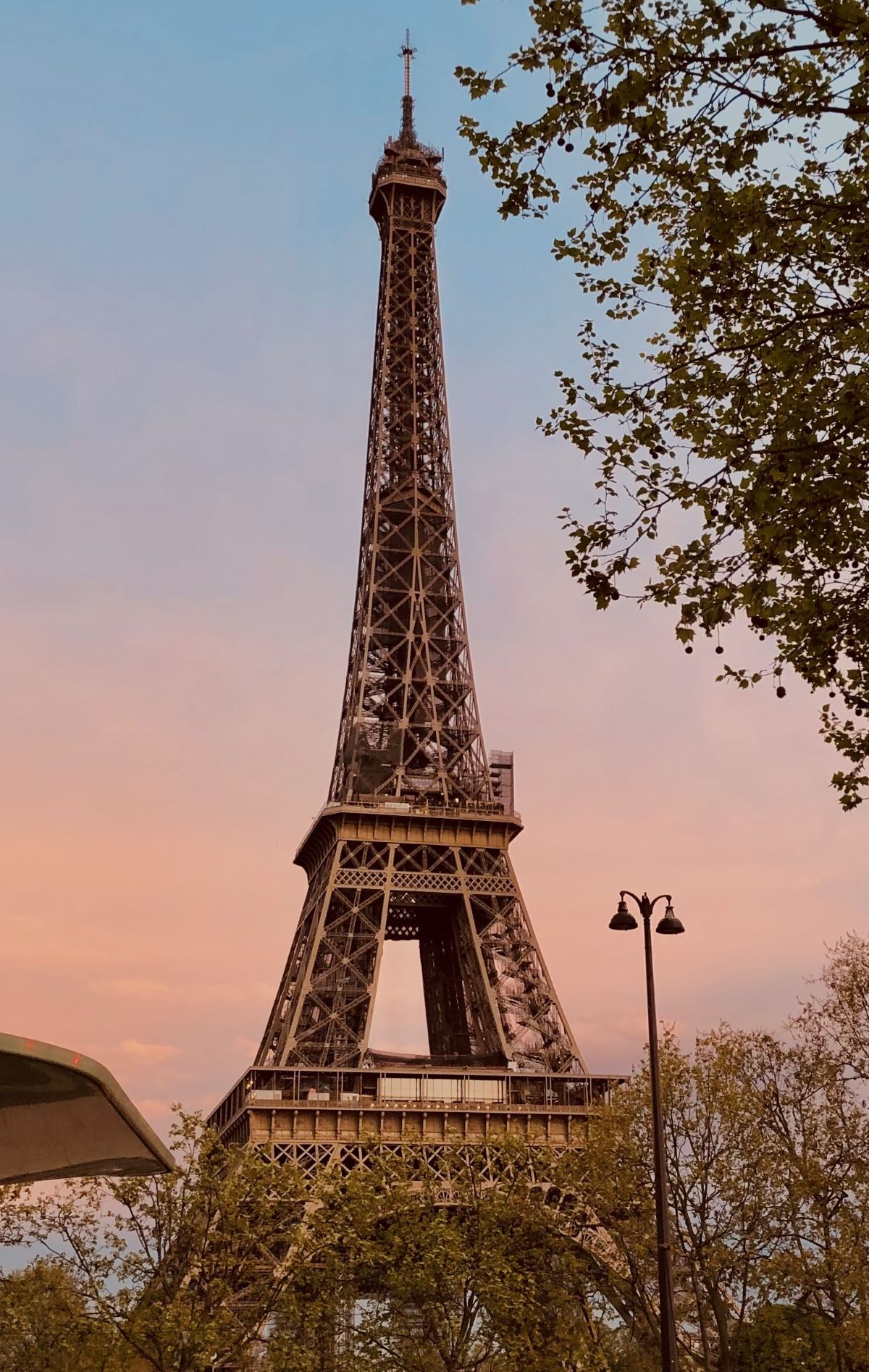 Sonnenuntergang am Eiffelturm in Paris