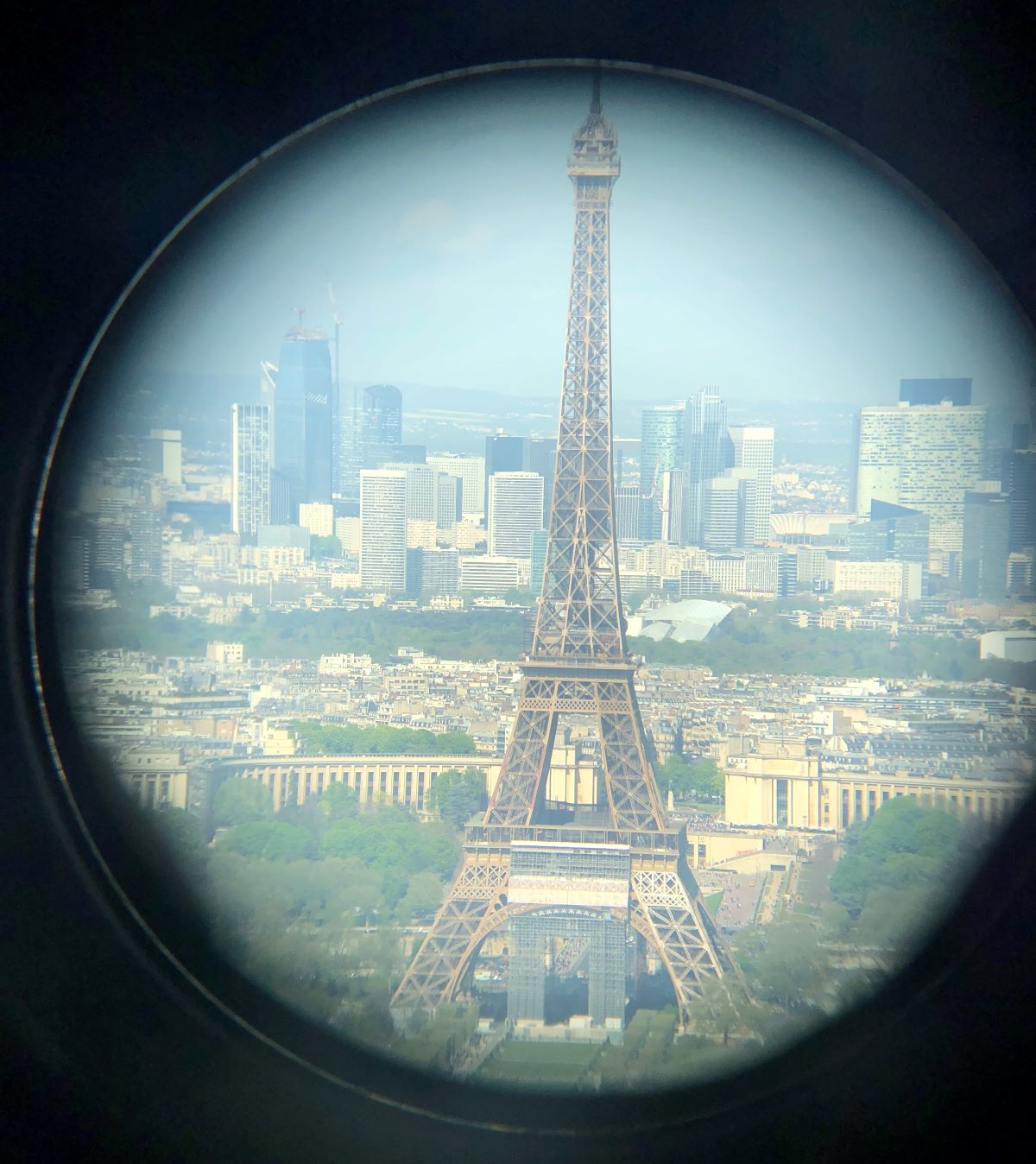 Blick auf den Eiffelturm durch ein Teleskop auf dem Tour Montparnasse