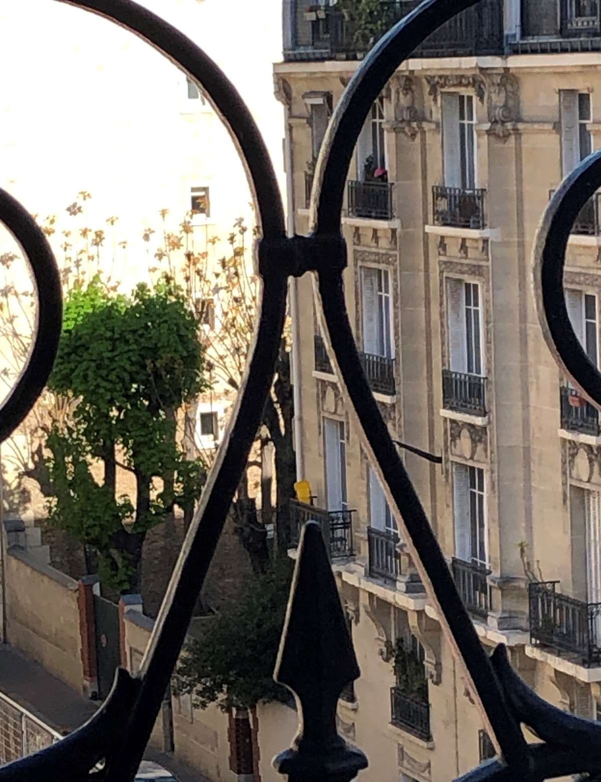 Blick vom Balkon unseres Zimmers in der fünften Etage des Hôtel Pavillon Monceau in Paris