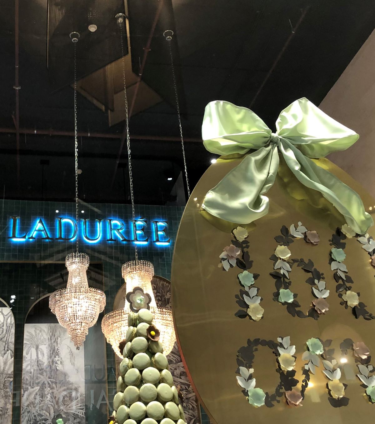 Schaufenster  von Laduree im Carrousel du Louvre