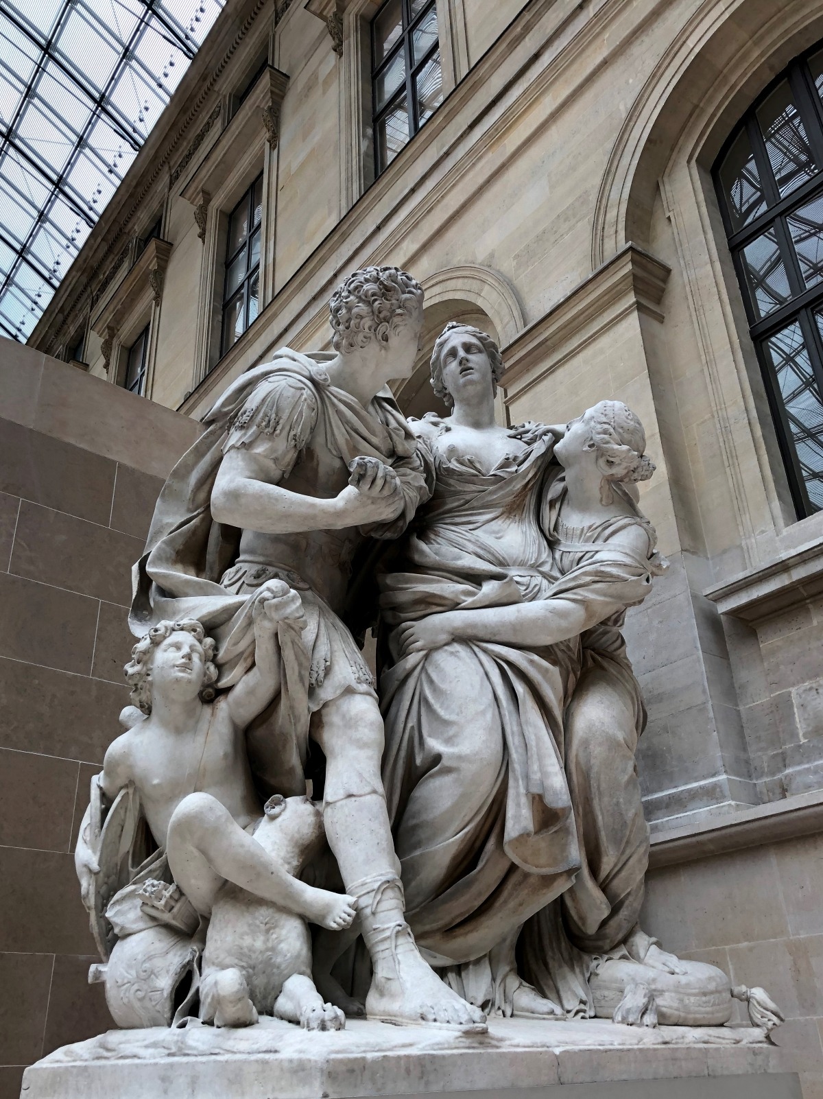 Statue im Foyer des Louvre-Museums