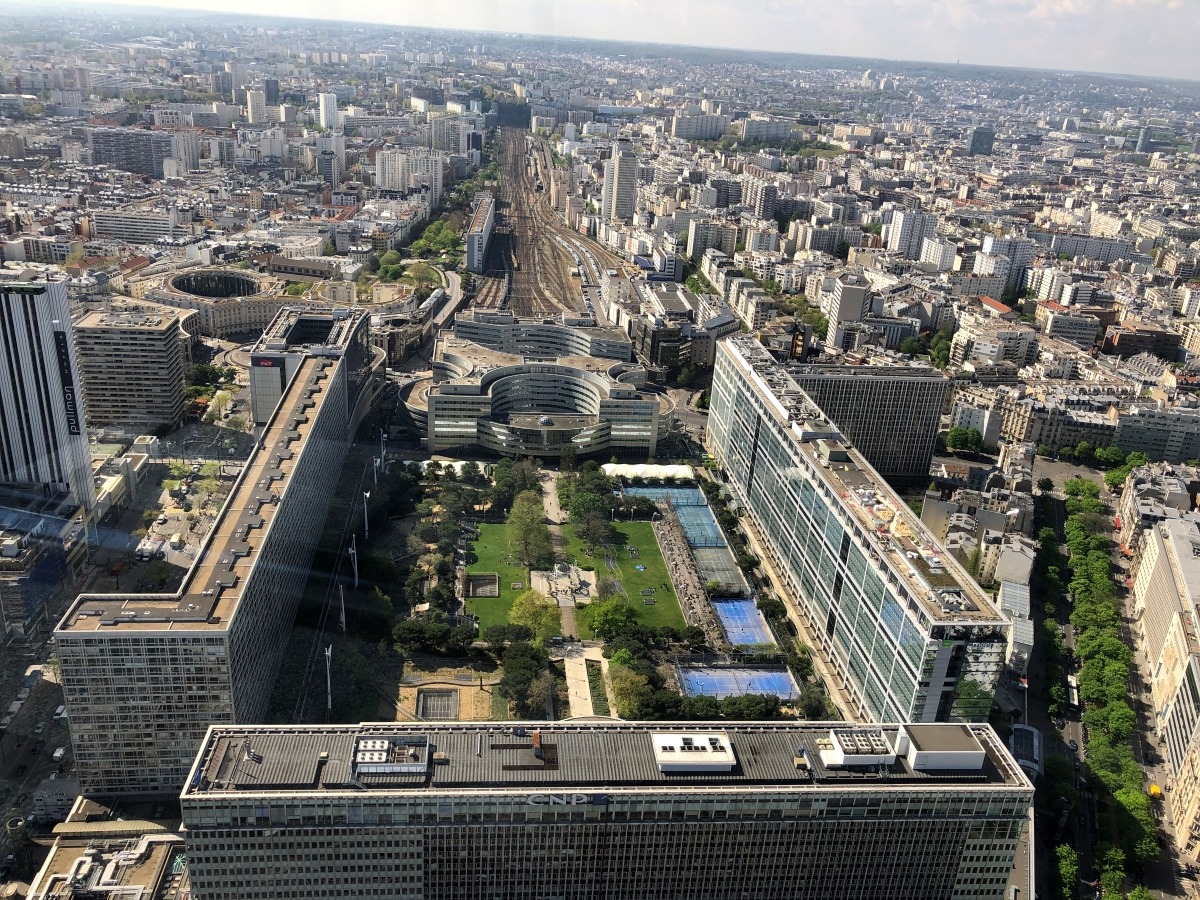 Ausblick vom Tour Montparnasse auf Hochhäuser und Schienenstränge