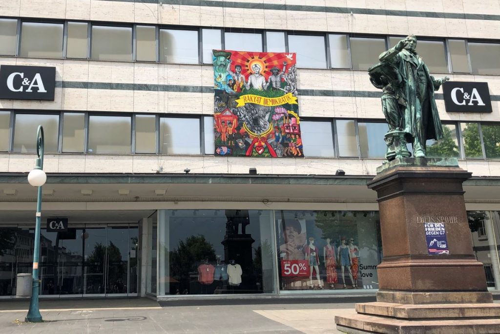 Bild des Kollektivs Taring Padiam an der C&A Fassade in Kassel 