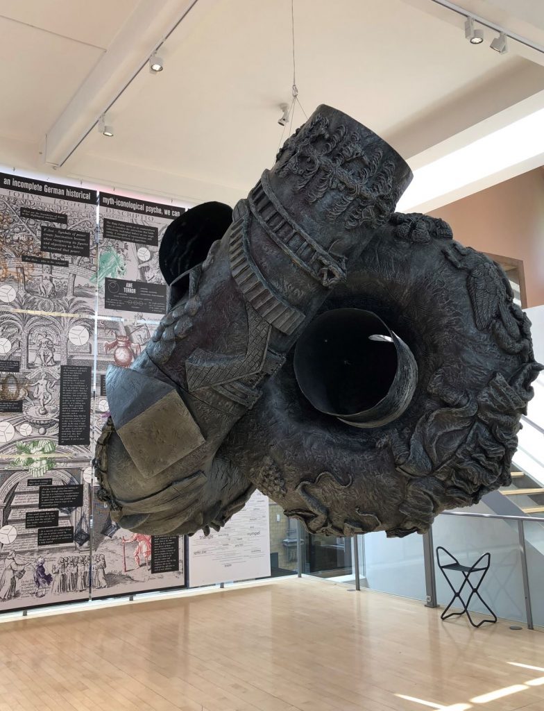 Metall-Kunstwerk im Museum für Sepulkralkultur