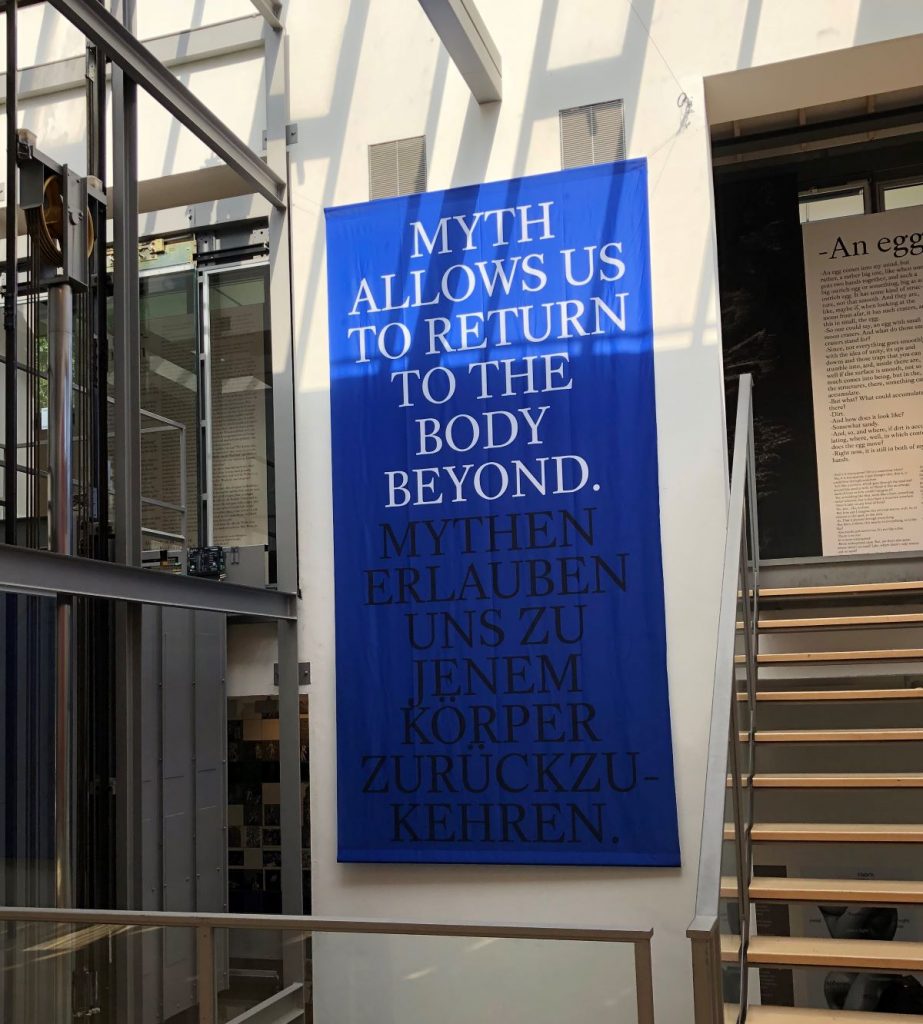 Transparent "Mythen erlauben uns zu jenem Körper zurückzukehren" im Eingangsbereich des Museum für Sepulkralkultur
