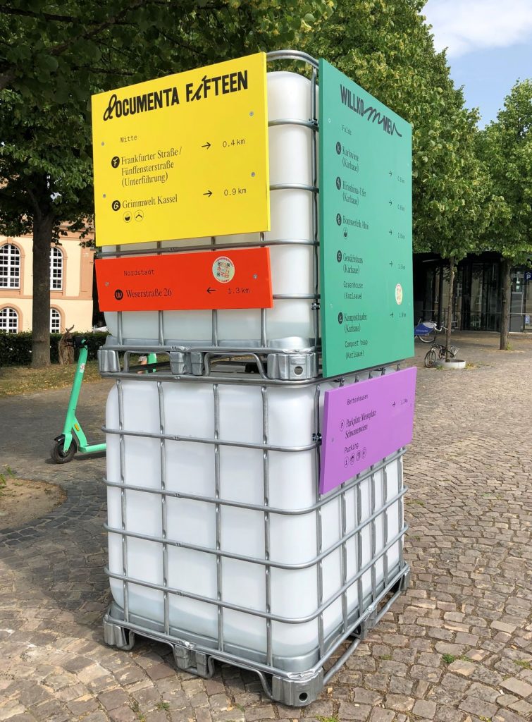 Documenta15-Wegweiser vor dem Fridericianum in der Innenstadt in Kassel