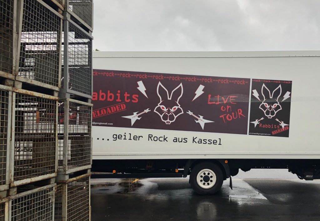 LKW mit Aufschrift "Rabbits - Geiler Rock aus Kassel leerstehendem Industriegebäude in Kassel Bettenhausen
