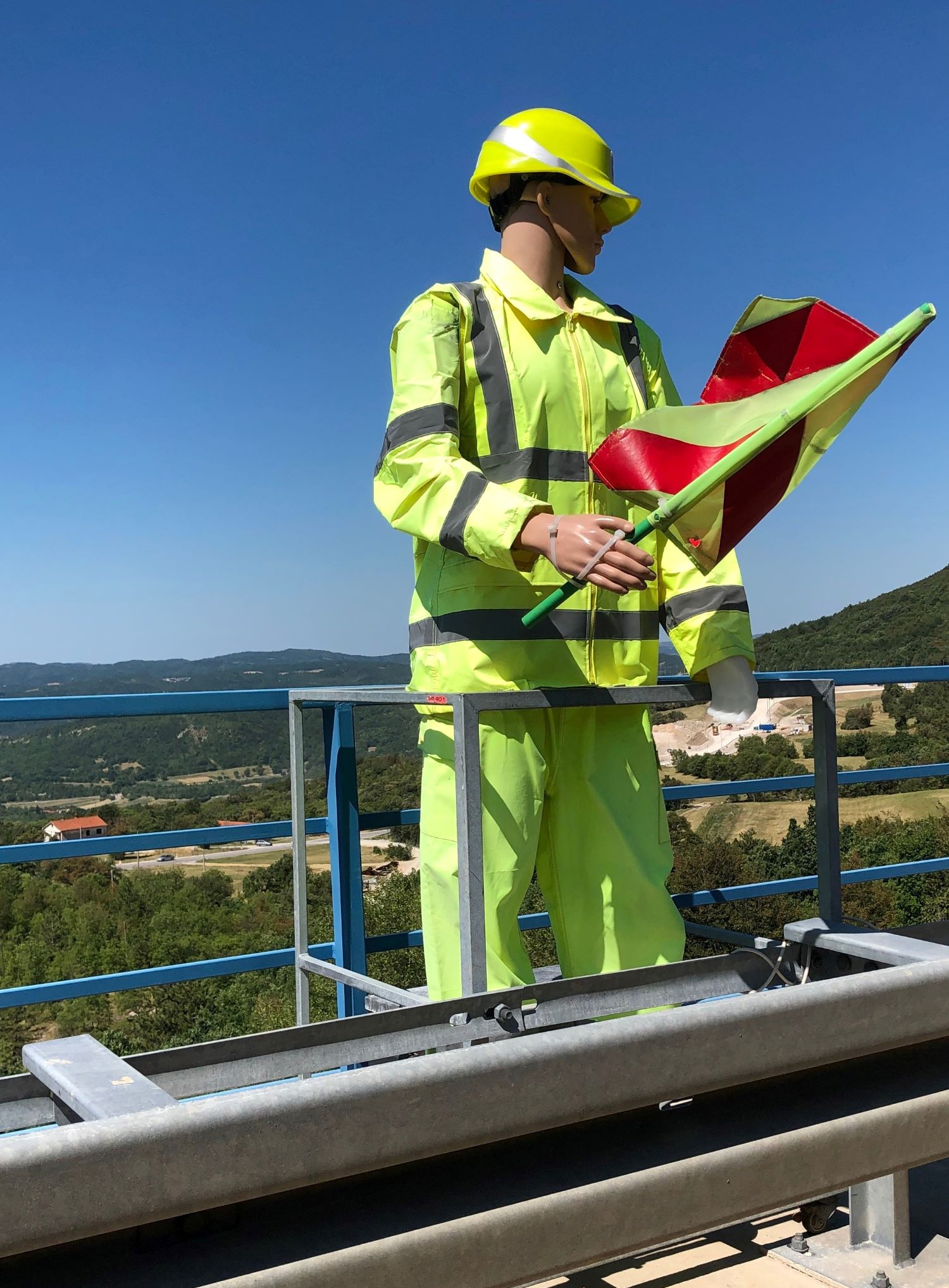 Bauarbeiterpuppe an einer Baustelle auf der kroatischen Autobahn